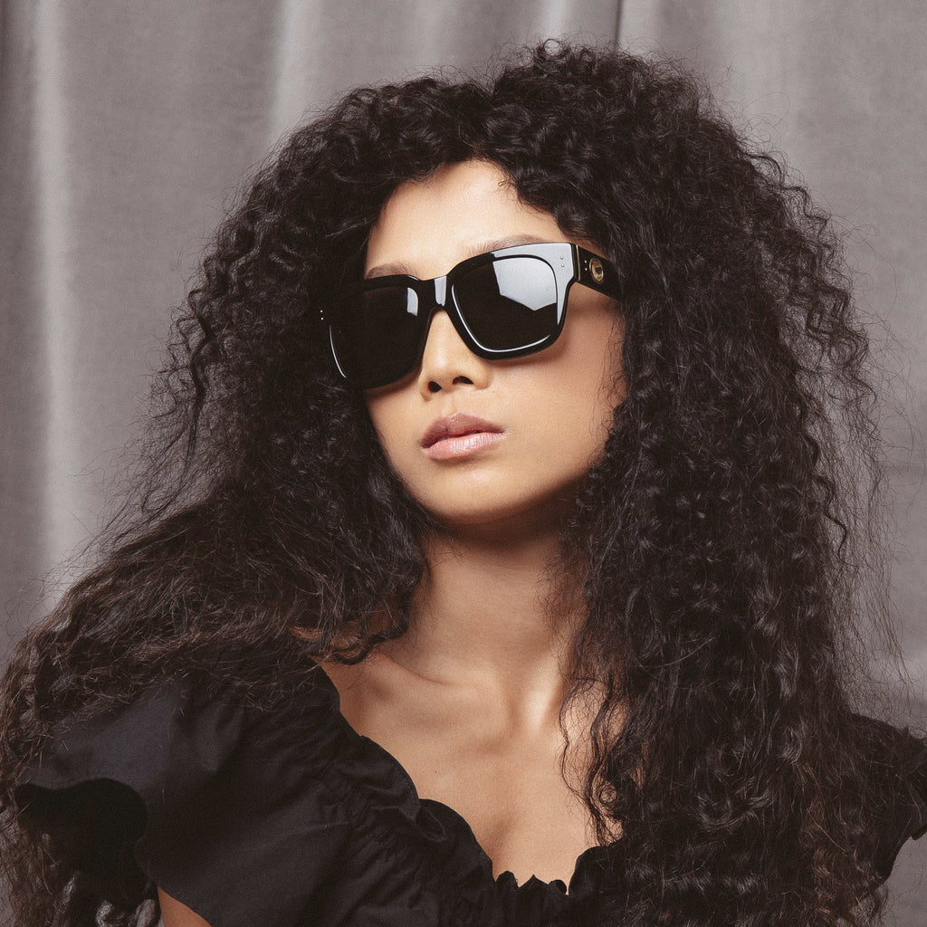 The Amber | D-Frame Sunglasses in Black (C1)